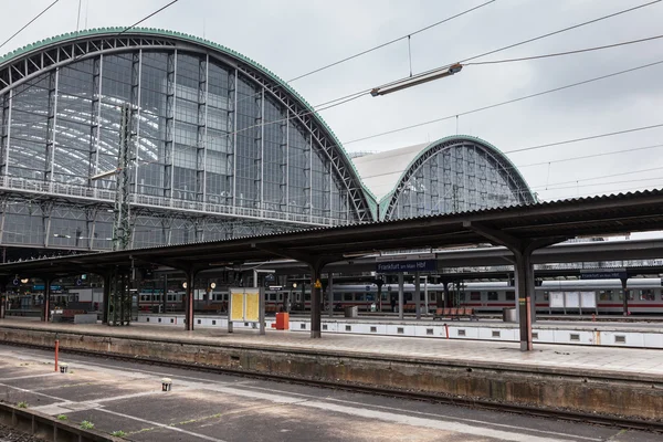 FRANKFURT - DIC 6: Estación de tren principal en Frankfurt Main. 6 de diciembre de 2014 en Frankfurt, Alemania — Foto de Stock