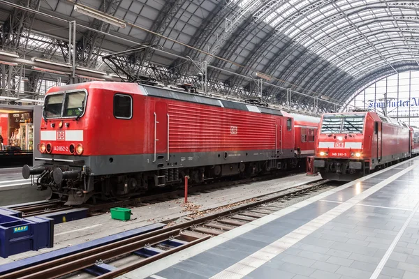 FRANKFURT - DIC 6: Locomotoras dentro de la estación central de Frankfurt. 6 de diciembre de 2014 en Frankfurt Main, Alemania —  Fotos de Stock