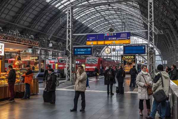 FRANKFURT - DIC 6: Estación de tren principal en Frankfurt Main. 6 de diciembre de 2014 en Frankfurt, Alemania — Foto de Stock