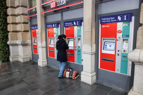 FRANKFURT - DEC 6: Person buying train tickets at the machine. December 6, 2014 in Frankfurt Main, Germany — Stock Photo, Image