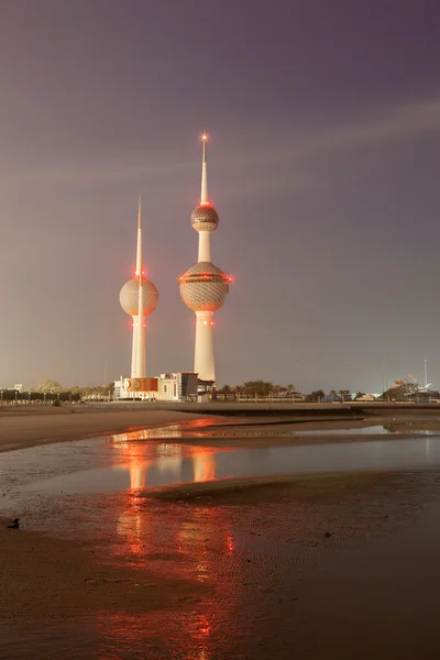 Arabian Gulf beach and the Kuwait Towers — Stock Photo, Image