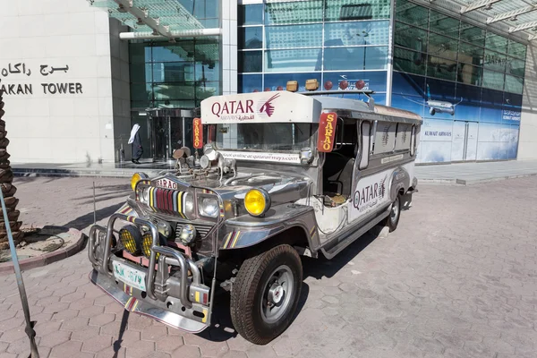 Sarao Motors jeepney coche de Qatar Airways en la ciudad de Kuwait. 8 de diciembre de 2014 en Kuwait, Oriente Medio — Foto de Stock