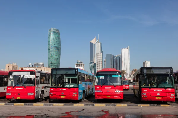 Ônibus públicos na estação de ônibus na cidade do Kuwait. 8 de dezembro de 2014 no Kuwait, Oriente Médio — Fotografia de Stock