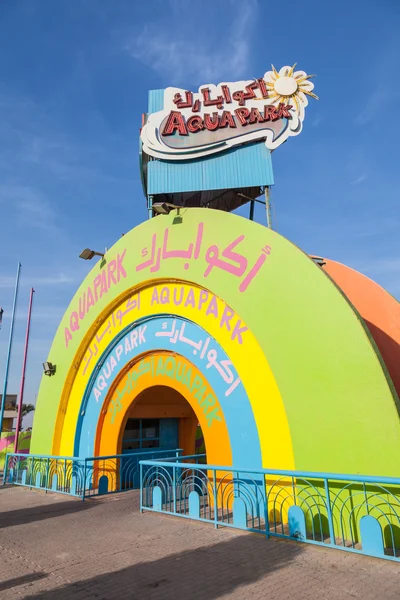 Aquapark an der Straße am Arabischen Golf in Kuwait-Stadt. 8. Dezember 2014 in Kuwait, Naher Osten — Stockfoto