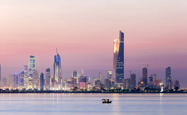 Στον ορίζοντα της πόλης του Κουβέιτ το βράδυ Εικόνα Αρχείου