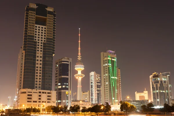 Skyline van Koeweit verlicht 's nachts, Midden-Oosten — Stockfoto