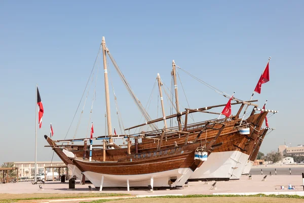 Kuwejt - Dec 9: Dau zabytkowych statków Maritime Museum Kuwejt. 9 grudnia 2014 w Kuwejt, Środkowy wschód — Zdjęcie stockowe