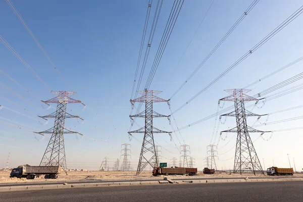 Líneas eléctricas de alta tensión en Kuwait, Oriente Medio — Foto de Stock