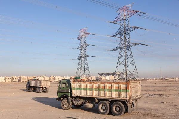 高圧送電線と、中東のクウェートのトラック — ストック写真
