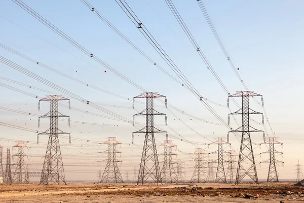 Lignes électriques haute tension en Koweït, Moyen-Orient — Photo