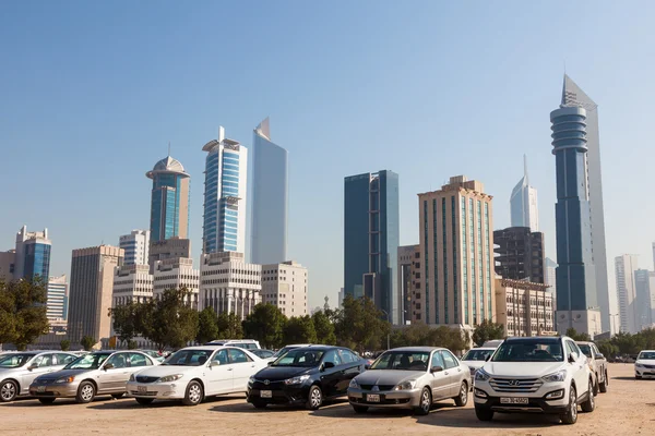 Skyline do Kuwait City com um parque de estacionamento em primeiro plano, 9 de dezembro de 2014 no Kuwait, Oriente Médio — Fotografia de Stock