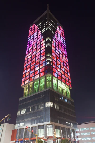 夜ライトアップとテレコム本社超高層ビル。2014 年 12 月 8 日、中東のクウェートで — ストック写真