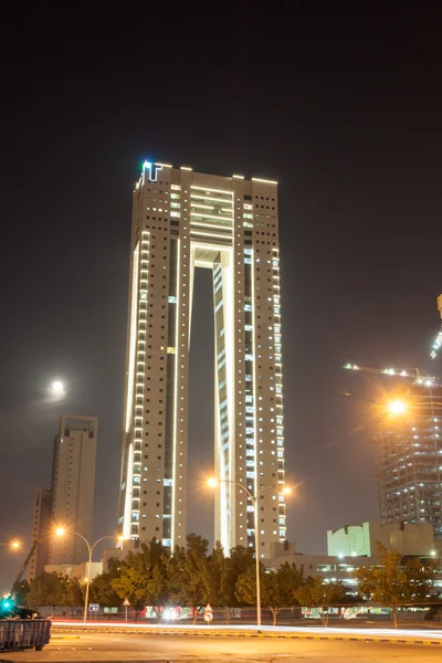 Torres Gemelas de Kuwait iluminadas por la noche. 8 de diciembre de 2014 en Kuwait, Oriente Medio — Foto de Stock