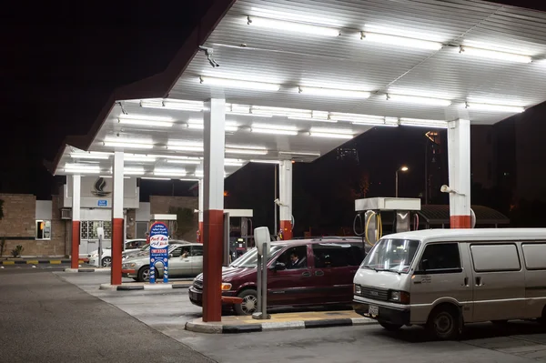 在科威特城夜晚的加油站。2014 年 12 月 8 日在科威特，中东 — 图库照片