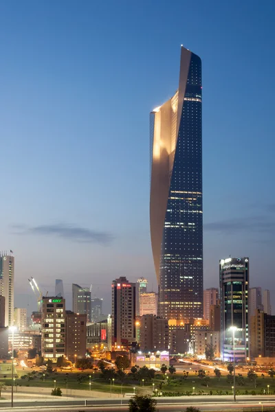 Edificio más alto de la ciudad de Kuwait: la torre Al Hamra al atardecer. 10 de diciembre de 2014 en Kuwait, Oriente Medio —  Fotos de Stock