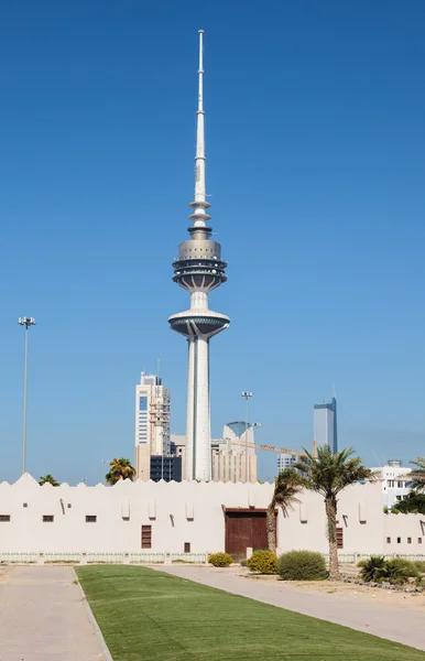Освободительная башня в Кувейте. Башня символизирует освобождение Кувейта от Ирака. 8 декабря 2014 года в Кувайте, Ближний Восток — стоковое фото