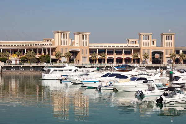 Yates y barcos en el puerto deportivo de Sharq en la ciudad de Kuwait. 9 de diciembre de 2014 en Kuwait, Oriente Medio — Foto de Stock