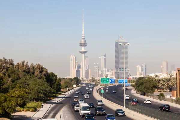 Tráfico en la autopista de la ciudad y el horizonte del centro de Kuwait. 9 de diciembre de 2014 en Kuwait, Oriente Medio — Foto de Stock