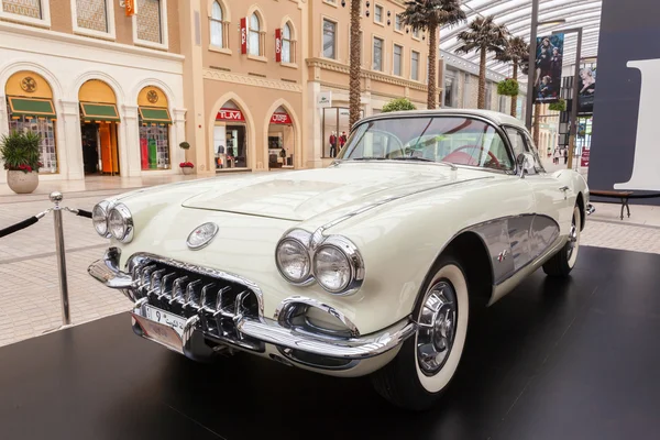 Viejo Chevrolet Corvette en el centro comercial Avenues en Kuwait. 10 de diciembre de 2014 en Kuwait, Oriente Medio — Foto de Stock