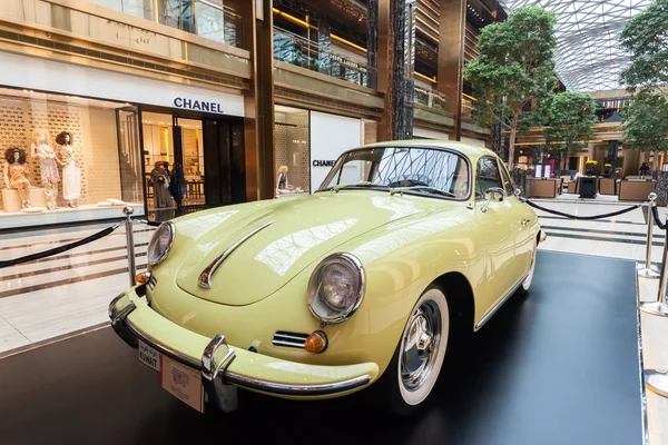Vieille Porsche à l'exposition de voitures classiques à l'intérieur du centre commercial Avenues au Koweït. 10 décembre 2014 à Koweït, Moyen-Orient — Photo