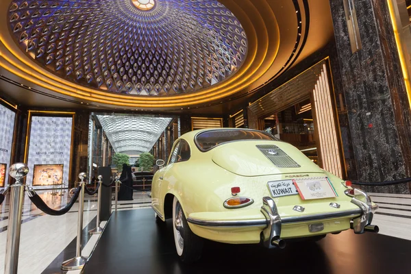 Antiguo Porsche en la exposición de coches clásicos dentro de The Avenues Mall en Kuwait. 10 de diciembre de 2014 en Kuwait, Oriente Medio — Foto de Stock