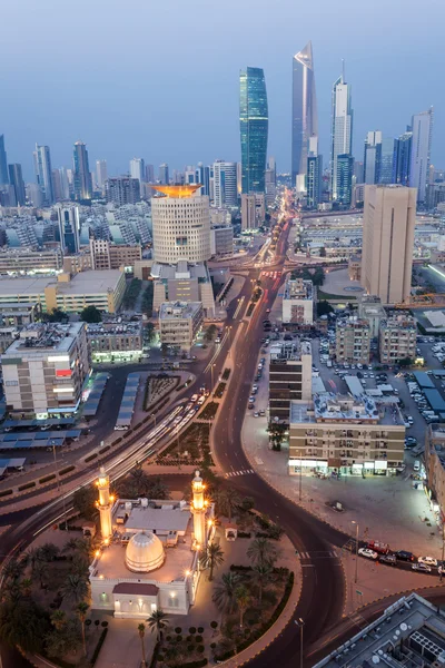 Vista aérea de la ciudad de Kuwait por la noche — Foto de Stock