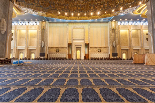 Sala de oración principal dentro de la Gran Mezquita en la ciudad de Kuwait, Oriente Medio — Foto de Stock