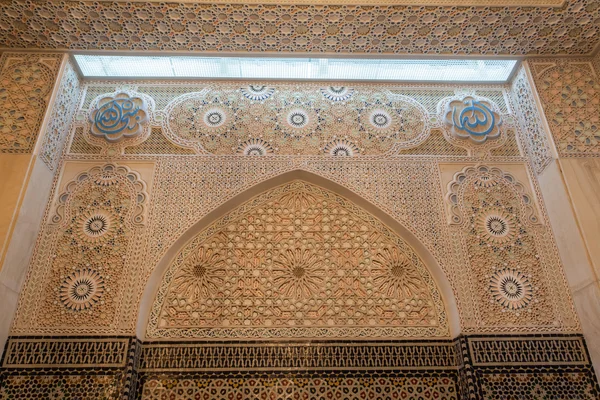 Decoração oriental dentro da Grande Mesquita em Kuwait City, Oriente Médio — Fotografia de Stock