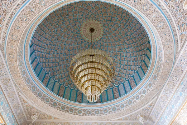 Prachtige glans binnenkant van de grote moskee in Koeweit, Midden-Oosten — Stockfoto