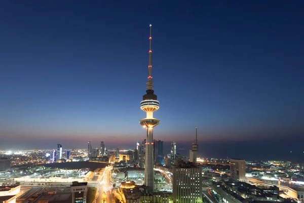 Liberation Tower i Kuwait City på ngiht. Tornet symboliserar Kuwaits frigörelse från Irak. Kuwait, Mellanöstern — Stockfoto