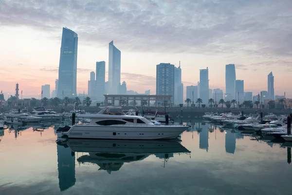 Yates y barcos en el puerto deportivo de Sharq en Kuwait — Foto de Stock
