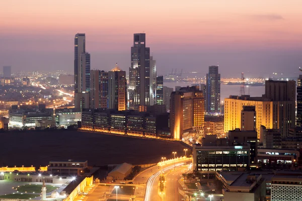 Vista de la ciudad de Kuwait por la noche, Oriente Medio — Foto de Stock
