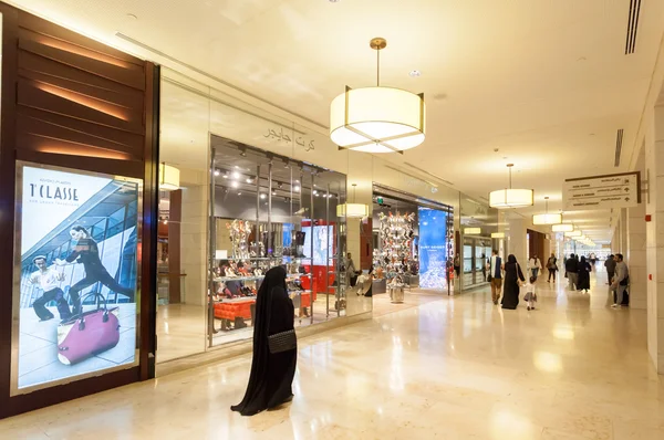 Interiör av 360 Mall i Al Zahra, Kuwait. 360 är det tredje största köpcentret i Kuwait. 10 december 2014 i Kuwait, Mellanöstern — Stockfoto