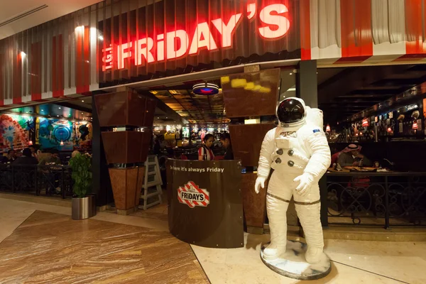 T.G.I Friday's restaurant at the 360 Mall in Al Zahra, Kuwait. December 10, 2014 in Kuwait, Middle East — Stock Photo, Image