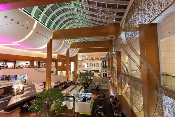 Interior del 360 Mall en Al Zahra, Kuwait. 360 es el tercer centro comercial más grande de Kuwait. 10 de diciembre de 2014 en Kuwait, Oriente Medio — Foto de Stock