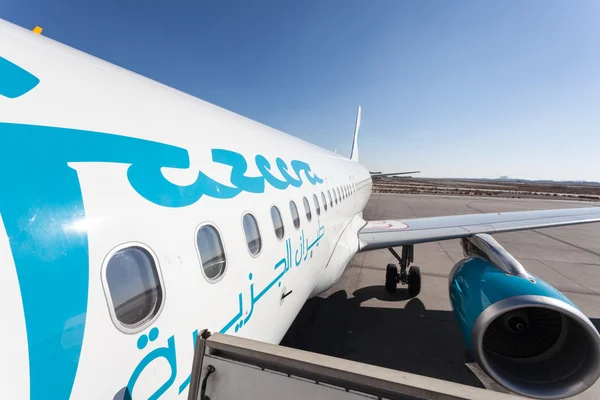 Jazeera Airways airplane at the Kuwait International Airport. December 12, 2014 in Kuwait City, Middle East — Stock Photo, Image