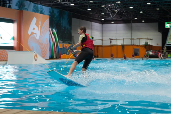 ブート デュッセルドルフ 2015 - 世界最大ヨットと水のスポーツ展。2015 年 1 月 25 日、ドイツのデュッセルドルフに。屋内凧展示ホールでのサーフィン. — ストック写真