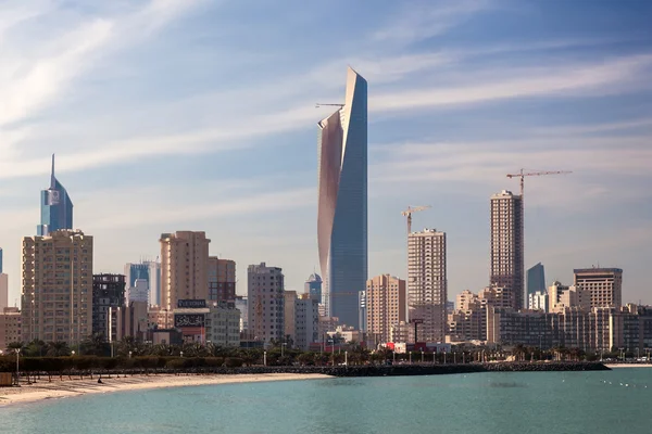 Kuvait - Dec 8: Kuwait City Skyline. Az Al-Hamra torony közepén. December 8, 2014-Kuvait, Közel-Kelet — Stock Fotó