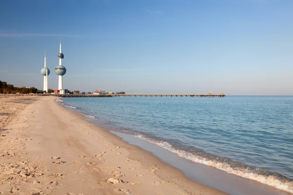 Spiaggia del Golfo Arabico e le torri del Kuwait a Kuwait City, Medio Oriente — Foto Stock