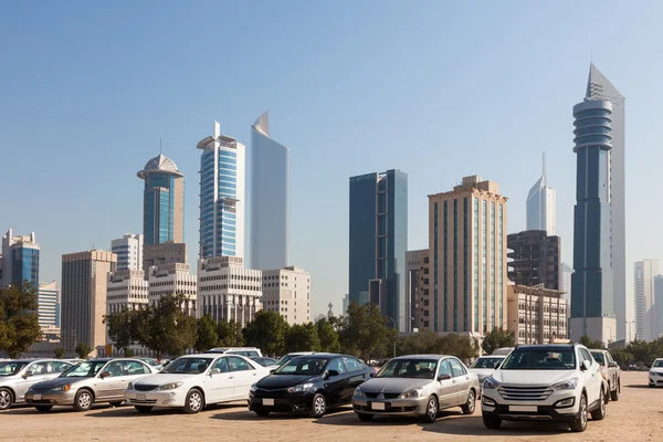 Auto davanti ai grattacieli di Kuwait City. Medio Oriente, Arabia — Foto Stock