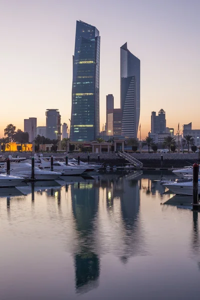 Souk Sharq Marina y Kuwait City al atardecer — Foto de Stock