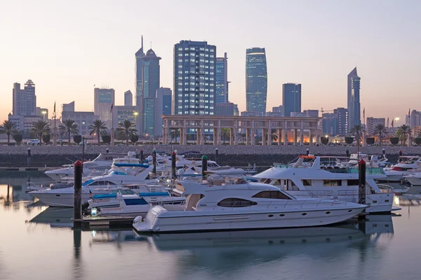 Souk Sharq Marina e Kuwait City al tramonto — Foto Stock