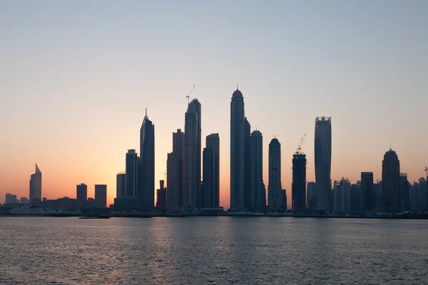 De skyline van Dubai Marina bij zonsopgang. Verenigde Arabische Emiraten — Stockfoto