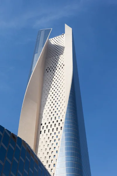 KUWAIT - DEC 8: A Torre Al Hamra no Kuwait. A Torre é um arranha-céu de 413 m na cidade do Kuwait. 8 de dezembro de 2014 no Kuwait, Oriente Médio — Fotografia de Stock