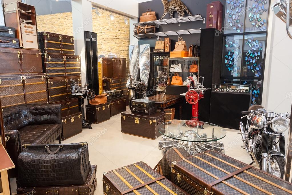 FRANKFURT, GERMANY - JAN 25: Louis Vuitton bags and other vintage things in  an antique shop. January 25, 2015 in Frankfurt Main, Germany – Stock  Editorial Photo © philipus #63380025