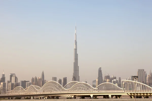 Meydan Bridge e lo skyline di Dubai, Emirati Arabi Uniti — Foto Stock