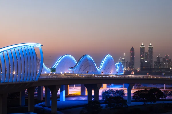 Meydan Bridge upplyst på natten, Dubai, Förenade Arabemiraten — Stockfoto