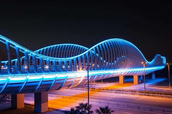 Dubaj Meydan most oświetlony w nocy. Dubai, Zjednoczone Emiraty Arabskie — Zdjęcie stockowe