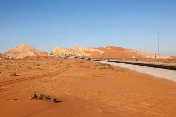 Hacer Dağları ve çöl manzara Fujairah, Suudi Arabistan içinde — Stok fotoğraf