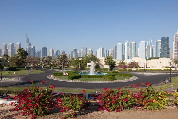 Roundabout with fountain at Jumeirah Lakes Towers, Dubai, United Arab Emirates — Stock Photo, Image